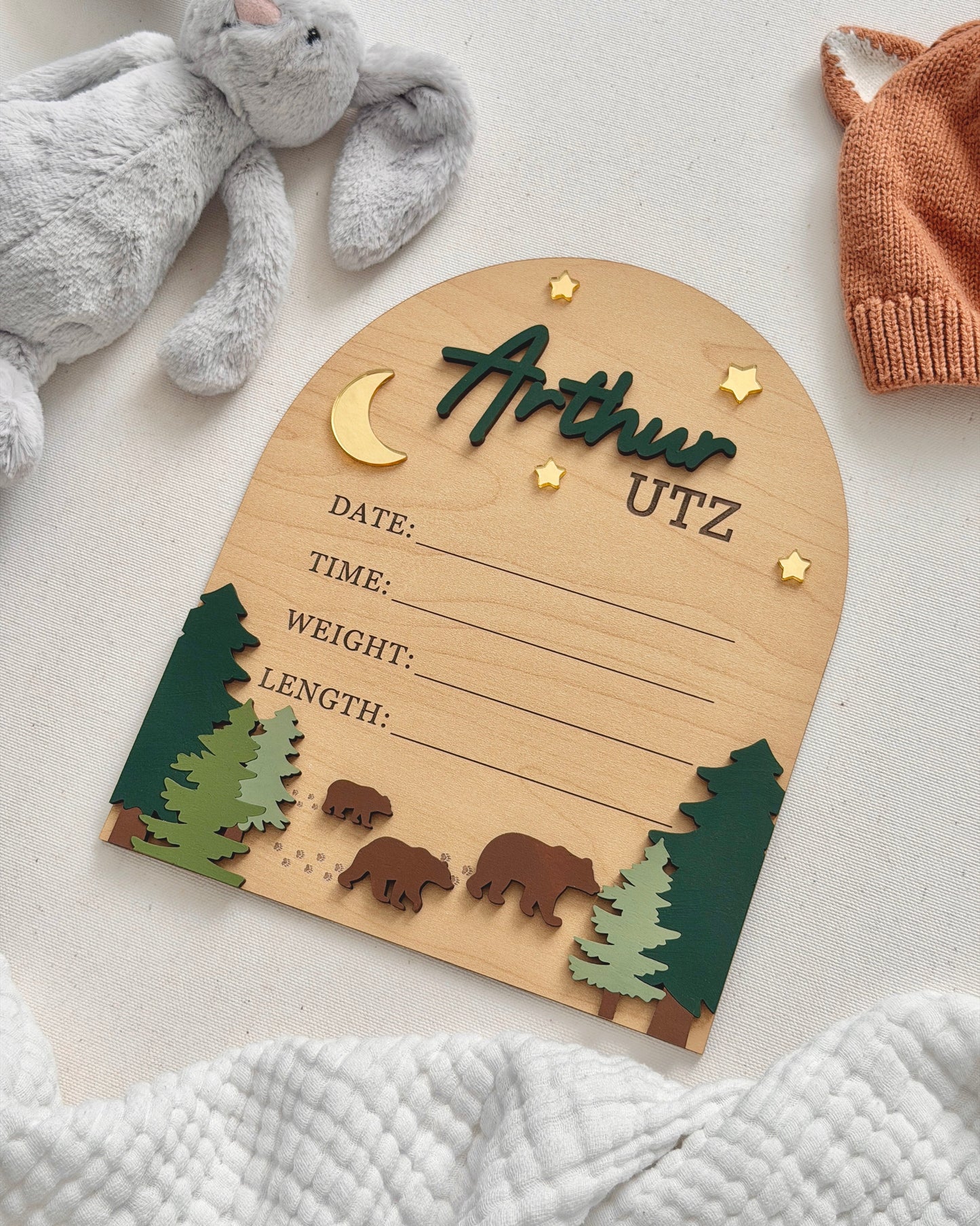 Wooden baby milestone card with 'Arthur UTZ' and nature-themed decorations on a light background.